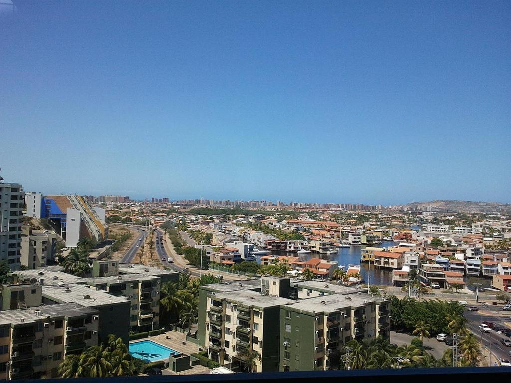 Hotel Cristina Suites Puerto La Cruz 외부 사진